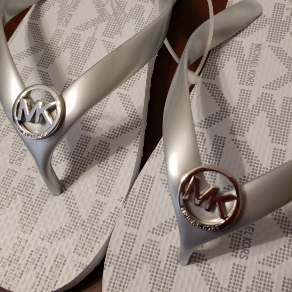 🎁SOLD OUT💟 NWOT MICHAEL KORS FLIP FLOPS - Picture 8 of 8